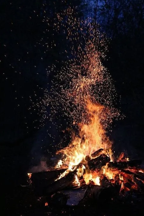 Fogata encendida en la noche