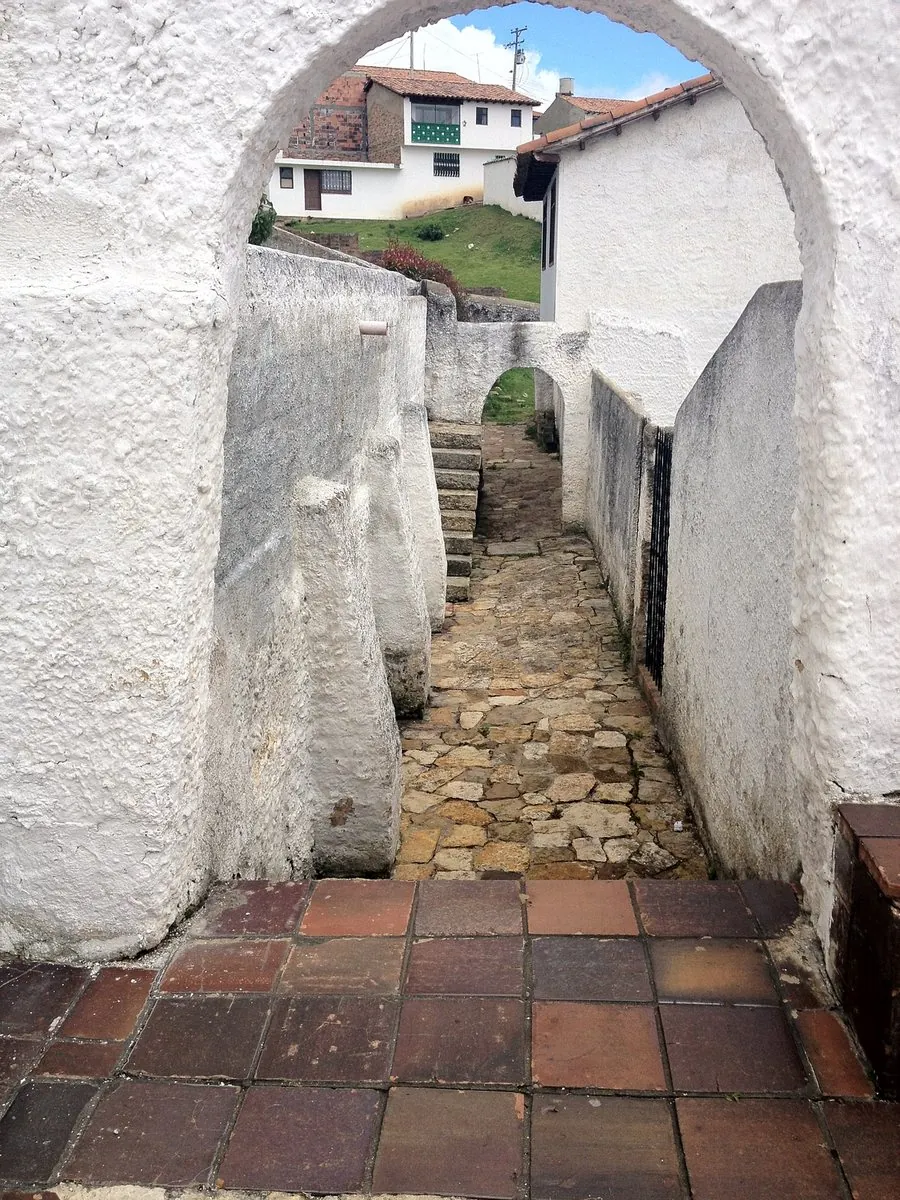 Calle empedrada del pueblo de Guatavita